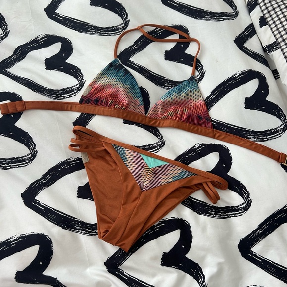 Bikini - Picture 1 of 2